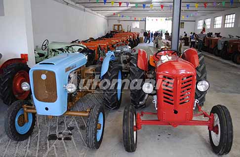Collezioni Trattori d�Epoca - Trattori Lesa LDV 25 del 1960 (azzurro) e lo spettacolare trattore Ruggerini RD 22 del 1958 (rosso). Scopi i trattori Lesa LDV 25 e Ruggerini RD 22. Guarda le Foto esclusive di Automania!