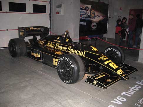 20 anni dalla scomparsa di Senna - Monoposto Renault Jhon Player Special del mitico Ayrton Senna esposta nel Circutio di Imola