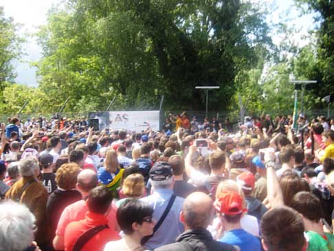 20 anni dalla scomparsa di Senna - Folla per il Tributo dei 20 anni di Ayrton Senna alla curva del Tamburello dove perse la vita il pilota sul Circuito di Imola