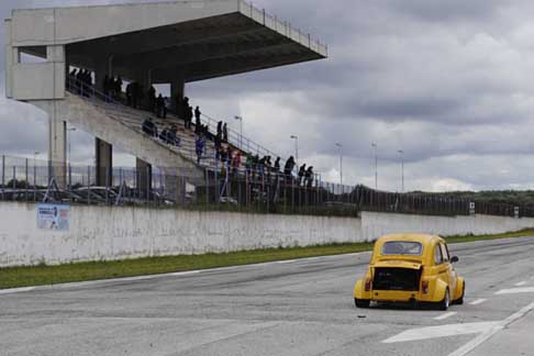 Microcar, Sport e Formula - Vincitore che taglia il traguardo Licciuli Vito Flavio su Fiat 500 racing della Gara 1 categoria Assominicar sul circuito di Binettto per il 1 Trofeo Autodromo del Levante prima tappa