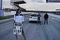 Ragazza pit line sullo sfonto le tribune gremite e sefty car, per la 2^ prova del Trofeo Autodromo del Levante 2015