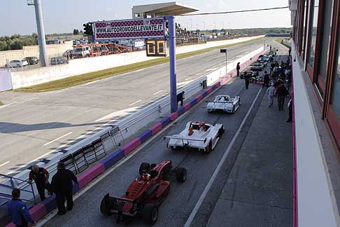 Motorsport - Schieramento monoposto Sport e Formula corsi box al II Trofeo Autodromo del Levante sul tracciato di Binetto