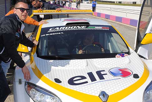 Turismo 2 e Peugeot N1400 - Vettura incidentata spinta a mano in corsia box Renault Megane Troph di De Giuseppe Raffaele alla guida uscito indenne dallincidente al Trofeo Autodromo del levante II edizione, categoria Turismo oltre 1600