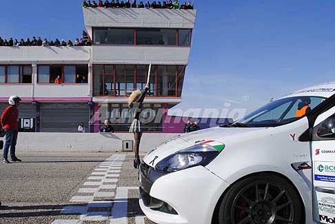 Vincitore del Trofeo del Levante 2016 - Griglia di partenza racing start primo ragruppamento e ragazza pit line per la 3^ Prova Racing Start del Trofeo Autodromo del Levante 2016