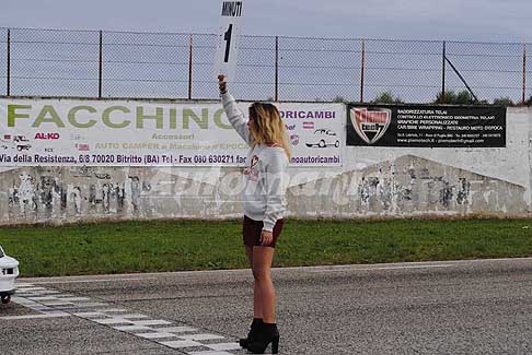 Autodromo del Levante - Ragazza pit line terza prova del 13 Novembre 2016 per lultima tappa del Trofeo Autodromo del Levante 2016 sul circuito di Binetto