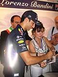 Daniel Ricciardo che firma una foto della Red Bull di F1