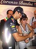 Daniel Ricciardo che firma una foto della Red Bull di F1