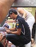 Daniel Ricciardo firma autografi, al 21 Trofeo Lorenzo Bandini