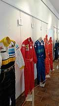 Panoramica tute dei piloti di Formula 1 in mostra nella Galleria comunale di Brisighella