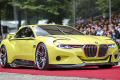 La BMW 3.0 CSL Hommage offre una carrozzeria allungata, bilanciata dai caratteristici deflettori, dai potenti passaruota e dagli ampi spoiler su tetto e coda.