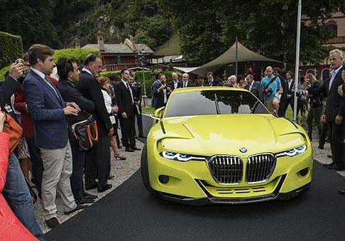 BMW - Un dettaglio particolare della BMW 3.0 CSL Hommage si trova nella linea del tetto, suddivisa in tre parti e che evoca la sezione superiore della BMW 3.0 CSL. 