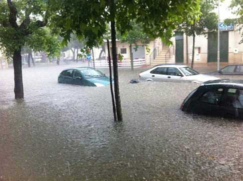 Alluvione Acquaviva delle Fonti - Alluvione ad Acquaviva delle Fonti con lacqua che raggiunge gli sportelli delle vetture