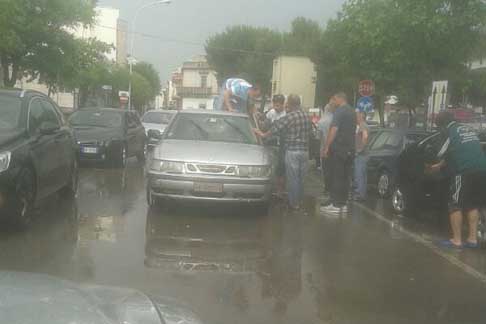 Alluvione Acquaviva delle Fonti - Macchine bloccate dal mal tempo ad Acquaviva delle Fonti, Estramurale Pozzo Zuccaro