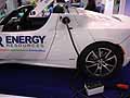 Veicolo Elettrico Tesla Energy Resources con dettaglio di ricarica alla Fiera di Roma 2010