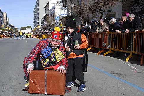 Carri allegorii e Maschere - Carnevale di Putignano - Clown con la sua mascotte al Carnevale di Putignano 2016