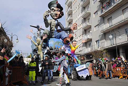 Carri allegorii e Maschere - Carnevale di Putignano - La razza Umana Putignano in marchera 2016