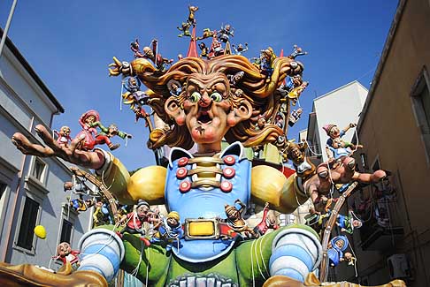 Carri allegorii e Maschere - Carnevale di Putignano - Carro Non tutti i Gulliver vengono per nuocere al Carnevale di Putignano 2016