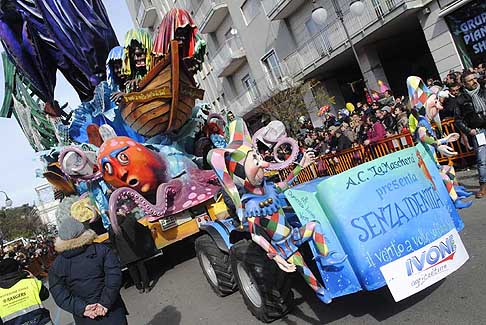 Carri allegorii e Maschere - Carnevale di Putignano - Senza Identit (Il vento a volte viene da Sud) carro allegorico al Carnevale di Putignano 2016