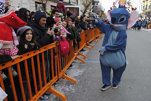 Carri allegorii e Maschere - Carnevale di Putignano - Stitch protagonista del Film Disney Lilo e Stitch al Carnevale di Putignano 2016