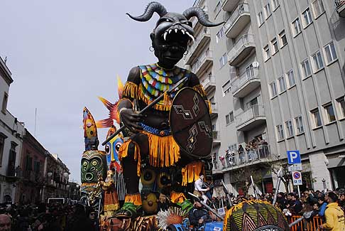 Carnevale di Putignano 2016 - Un solo Dio (Video Carri Allegorici 2^ parte)