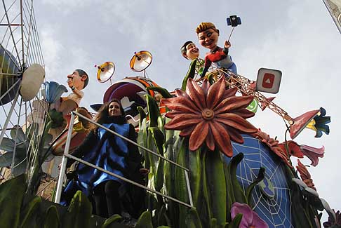 Carri allegorii e Maschere - Carnevale di Putignano - Una per tutti, Tutti in una al Carnevale di Putignano 2016