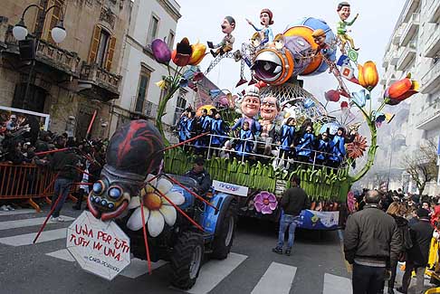 Carri allegorii e Maschere - Carnevale di Putignano - “Una per tutti, Tutti in una” con la ragantela di Internet e i Social Network al Carnevale di Putignano 2016