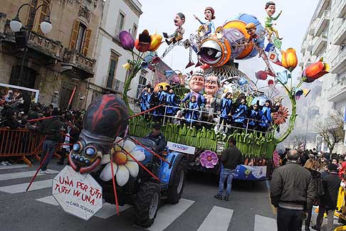 Carri allegorii e Maschere - Carnevale di Putignano - Una per tutti, Tutti in una con la ragantela di Internet e i Social Network al Carnevale di Putignano 2016