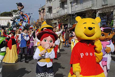 Carri allegorii e Maschere - Carnevale di Putignano - Walt Disney cartoni il mondo delle favole al Carnevale di Putignano 2016