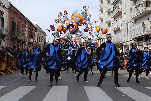 Carri allegorii e Maschere - Carnevale di Putignano - Balletto carro allegorico Una per tutti, Tutti in una al Carnevale di Putignano 2016