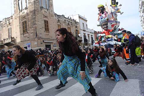 Carri allegorii e Maschere - Carnevale di Putignano - Balletto carro allegorico emergenza emigrati al Carnevale di Putignano 2016