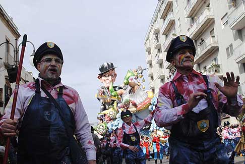 Carri allegorii e Maschere - Carnevale di Putignano - Balletto mascherato e carro Miseria e Nobilta al Carnevale di Putignano 2016