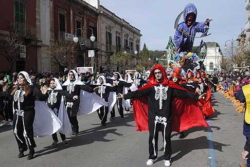 Carri allegorii e Maschere - Carnevale di Putignano - Balletto in maschere per il carro allegorico Senza Identit Lo Psicopompo al Carnevale di Putignano 2016