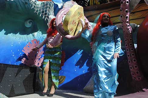 Carri allegorii e Maschere - Carnevale di Putignano - Ballerine sul carro allegorico Senza Identit al Carnevale di Putignano 2016