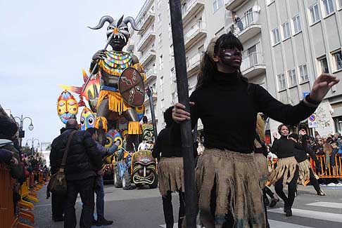 Carri allegorii e Maschere - Carnevale di Putignano - Balletto e il carro Un solo Dio al Carnevale di Putignano 2016