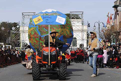 Carri allegorii e Maschere - Carnevale di Putignano - Balliamo sul mondo al Carnevale di Putignano 2016