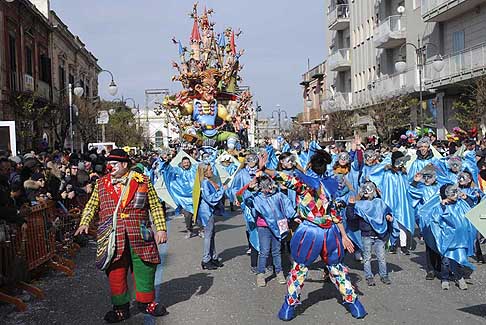 Carri allegorii e Maschere - Carnevale di Putignano - Ballo mascherato e carro allegorico I Viaggio di Gulliver al Carnevale di Putignano 2016