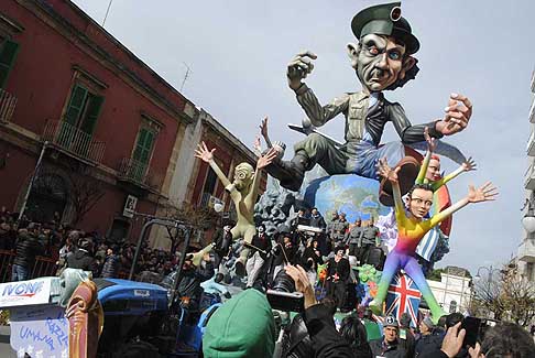 Carri allegorii e Maschere - Carnevale di Putignano - Carnevale di Putignano 2016 La razza Umana