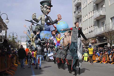 Carri allegorii e Maschere - Carnevale di Putignano - Carro allegorico La razza Umana al Carnevale di Putignano 2016