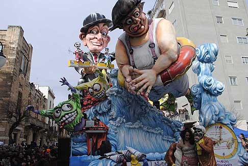 Carri allegorii e Maschere - Carnevale di Putignano - Carro allegorico Miseria e Nobilta con Totò si aggiudica il terzo posto al Carnevale di Putignano 2016