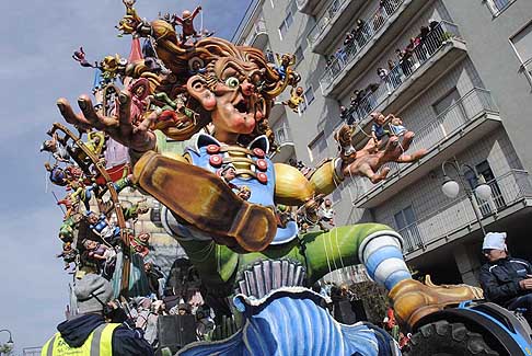 Carri allegorii e Maschere - Carnevale di Putignano - Carro allegorico vincitore Non tutti i Gulliver vengono per nuocere al Carnevale di Putignano 2016
