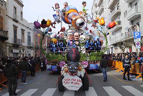 Carri allegorii e Maschere - Carnevale di Putignano - Carro allegorico Una per tutti, Tutti in una al Carnevale di Putignano 2016