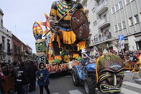 Carri allegorii e Maschere - Carnevale di Putignano - Carro allegorico Guerrireo Africano «Un solo Dio» al Carnevale di Putignano 2016