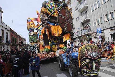 Carri allegorii e Maschere - Carnevale di Putignano - Carro allegorico Guerrireo Africano Un solo Dio al Carnevale di Putignano 2016