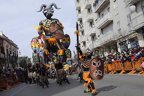 Carri allegorii e Maschere - Carnevale di Putignano - Carro allegorico Un solo dio con il Guerriro Africano vince il secondo posto al Carnevale di Putignano 2016