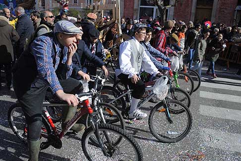 Carri allegorii e Maschere - Carnevale di Putignano - Di questo passo torniamo tutti alla bicicletta... al Carnevale di Putignano 2016