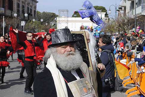 Carri allegorii e Maschere - Carnevale di Putignano - Giuseppe Verdi e le 1000 Lire al Carnevale di Putignano 2016