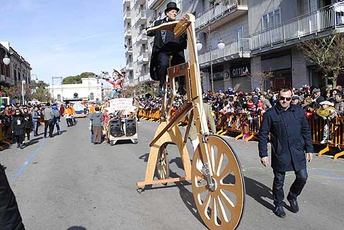 Carri allegorii e Maschere - Carnevale di Putignano - Grande bicicletta in legno del Gruppo Ubaldo al Carnevale di Putignano 2016