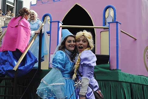 Carri allegorii e Maschere - Carnevale di Putignano - Gruppi mascherati PutignanoLand Ball Rer i Cant al Carnevale di Putignano 2016