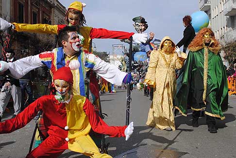 Carri allegorii e Maschere - Carnevale di Putignano - Gruppi mascherati sfilano al Carnevale di Putignano 2016