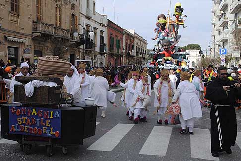 Carri allegorii e Maschere - Carnevale di Putignano - Gruppo mascherato compagnia stabile Alberobello al Carnevale di Putignano 2016